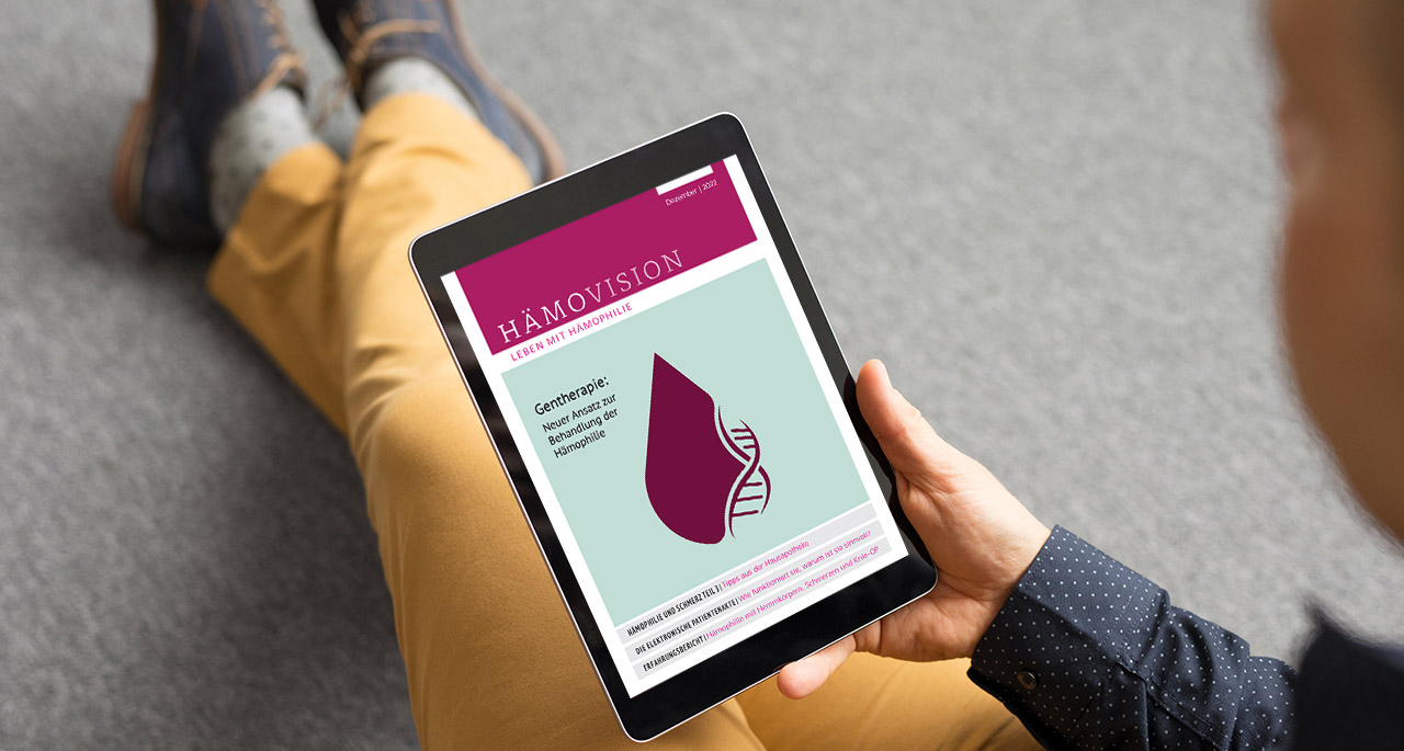 Person hält Tablet, auf dem das Cover einer Ausgabe des Magazins Hämovision zu sehen ist